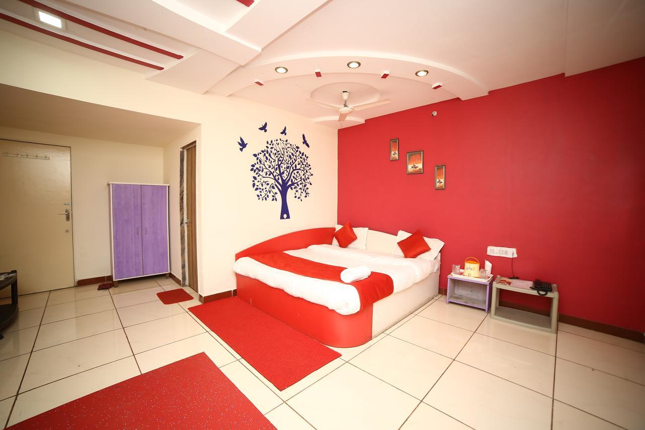Hotel Velvet Rajkot Exterior foto